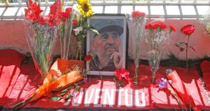 El cuestionado saludo del PC chileno a la dictadura cubana