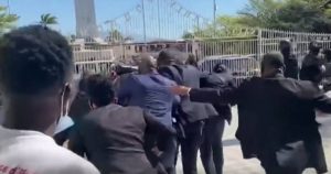 Video muestra el momento en que presidente provisional de Haití sobrevive a atentado