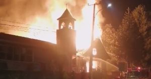 Investigan incendio que destruyó histórica iglesia en Curarrehue