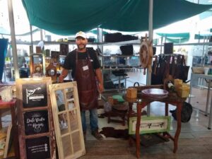 Emprendimiento de Ovalle diseña y fabrica muebles reciclando y restaurando madera