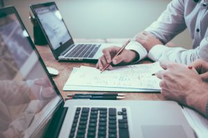 Chilenos se preocupan más por su empleo y sus finanzas que el promedio global