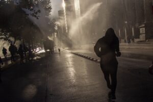 Manifestación en Plaza Italia concluye con 10 detenidos y un bus quemado