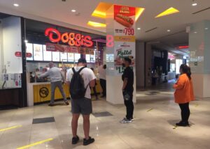 Denuncian agresión a trabajadora de Doggis en mall de Iquique y empresa condena los hechos