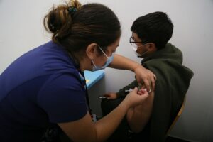 Colmed asegura que menor hospitalización se debe a vacunas y no a Ómicron