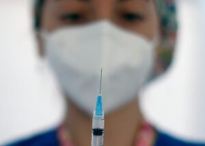 Minsal adelanta cuarta dosis de la vacuna para trabajadores de la salud