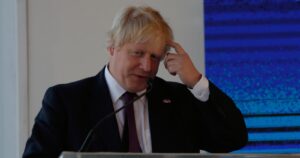 Ex asesor de Johnson asegura que el Premier autorizó fiesta en Downing Street