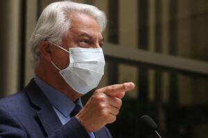 Diputado Naranjo se disculpó tras bloquear calle con su vehículo en Valparaíso