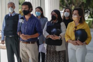 Convencionales anunciaron iniciativa con chalecos antibalas y cascos