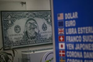 Dólar opera bajo los $810 a la espera del nombramiento del gabinete de Boric