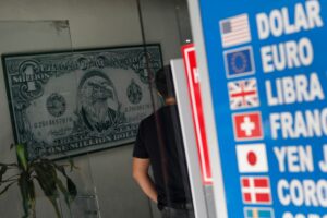 Dólar bajó de la barrera de los $800 a la espera del gabinete de Boric