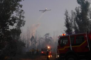 Declaran alerta roja en Valparaíso por incendio forestal cercano a lugares habitados