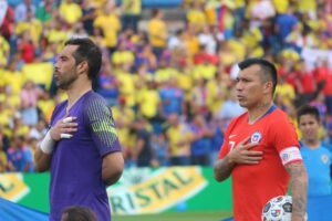 Claudio Bravo y Gary Medel llegaron a Chile para sumarse a la Roja