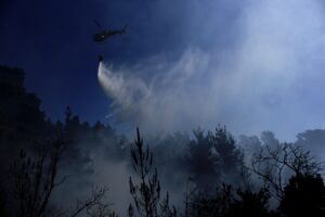 Declaran alerta roja en Valparaíso por incendio en Laguna Verde
