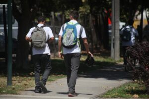 Liderados por hombres y colegios municipales: pandemia provoca aumento en escolares que trabajan