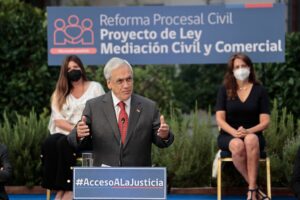 Piñera firma proyecto de ley de mediación civil y comercial