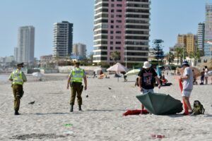 Revelan nuevo video de brutal agresión a carabineros en Iquique
