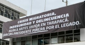 Contraloría pide informe a Gore de Tarapacá por lienzo contra Piñera