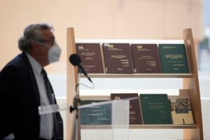 Universidad de Chile recibe donación del patrimonio bibliográfico de la Universidad Arcis