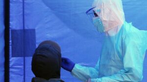 COVID-19 suma otro récord con más de 29 mil casos y activos rozan los 100 mil