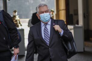Ministro Paris advierte que Chile podría llegar a los 70 mil casos diarios de COVID-19