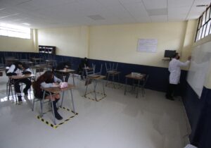 Gobierno pide a Colegio de Profesores que 