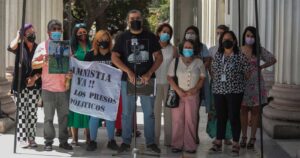 Constituyentes presentan norma para amnistía a detenidos y condenados tras el estallido social