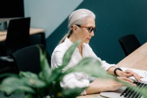 Santander consolida su apuesta por el liderazgo femenino con nuevas ediciones de Becas Santander W50 y Emerging Leaders