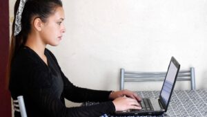 Aumento de casos y vuelta al teletrabajo: los accesorios de computación imprescindibles para la oficina en casa