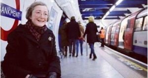 La historia de una mujer que visita todos los días el metro de Londres para escuchar la voz de su fallecido esposo