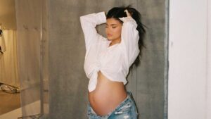 Kylie Jenner se convirtió en madre por segunda vez y compartió la primera foto de su hijo
