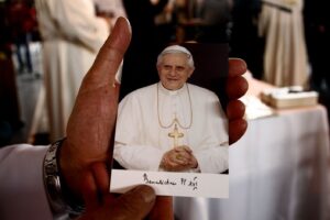Benedicto XVI pide perdón por casos de abusos sexuales durante su mandato