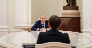 Macron asegura que Putin le garantizó que no habrá 