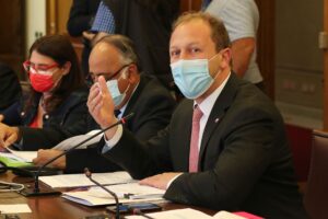 Hacienda apunta a factores globales y a retiros de fondos por alza en el IPC