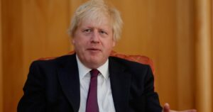 Inglaterra prevé eliminar la cuarentena obligatoria para casos de COVID-19