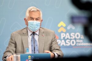 Ministro Paris destaca primera disminución de casos en comparación a la semana anterior
