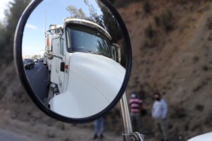Camioneros desbloquearán rutas tras acuerdo con el Gobierno