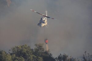 Denuncian baleo contra helicóptero que combate incendios en Arauco