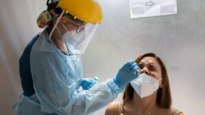 Balance COVID-19: más de 28 mil nuevos casos y positividad se mantiene en 26%