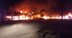 Ataque incendiario en San José de la Mariquina deja 19 camiones quemados