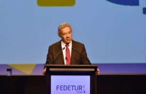 Fedetur pide al Gobierno eliminar los PCR de entrada a Chile y criticó congestión de pasajeros en Aeropuerto de Santiago