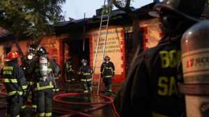 Se inició en el Club de Abstemios: incendio afectó a diversos locales en el Barrio Yungay