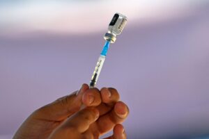 Los efectos secundarios de Sinovac, la vacuna más usada en Chile contra el coronavirus
