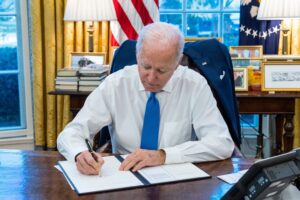 Joe Biden y la Unión Europa aprueban sanciones contra Rusia