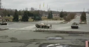 Ucrania acusa a Rusia de tener como rehenes a 92 operarios de la central de Chernobyl