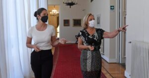 El tour de Irina Karamanos y Cecilia Morel por La Moneda