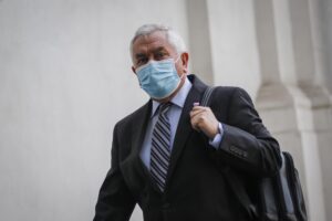 Ministro Paris anticipa que ola de variante Ómicron 