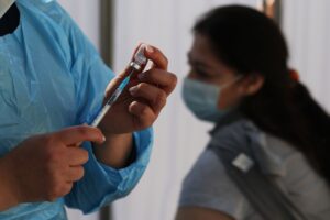 ¿Cómo son los síntomas de la influenza y qué diferencia existe con el COVID-19?