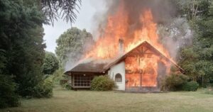 Queman casona de familia Luchsinger en La Araucanía