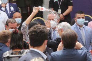 Lanzan agua a presidente Sebastián Piñera en plena actividad en La Moneda