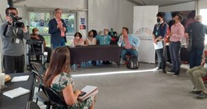 Mujer protesta desnuda en la Convención: 